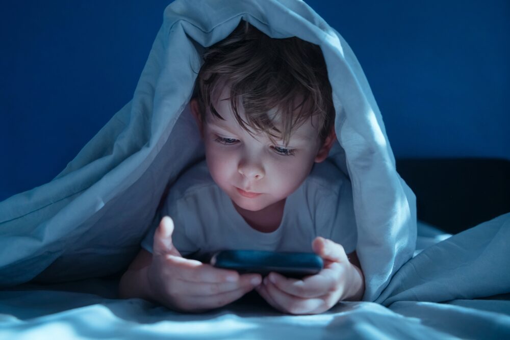 Esposizione agli schermi: i rischi per la salute di bambini e adolescenti secondo un position paper europeo