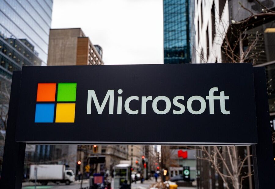Logo Microsoft con sfondo tecnologico