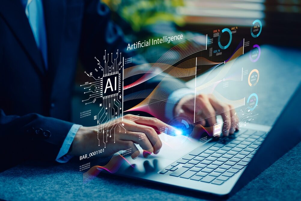 Lavoratori che interagiscono con intelligenza artificiale in ufficio