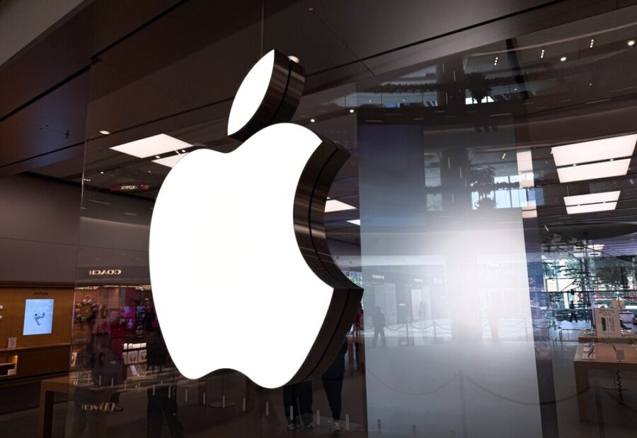 Logo di Apple e OpenAI