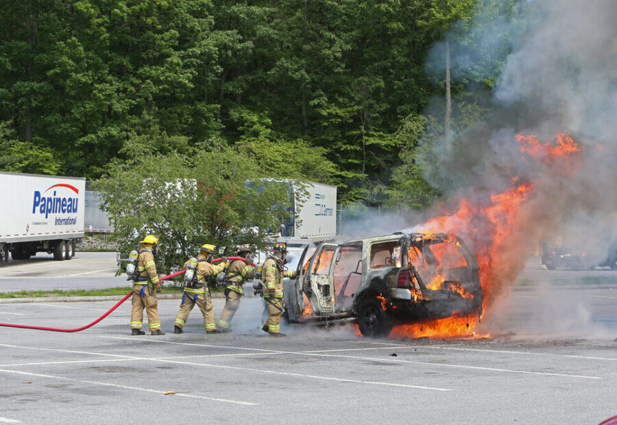 Immagine di un'auto in fiamme